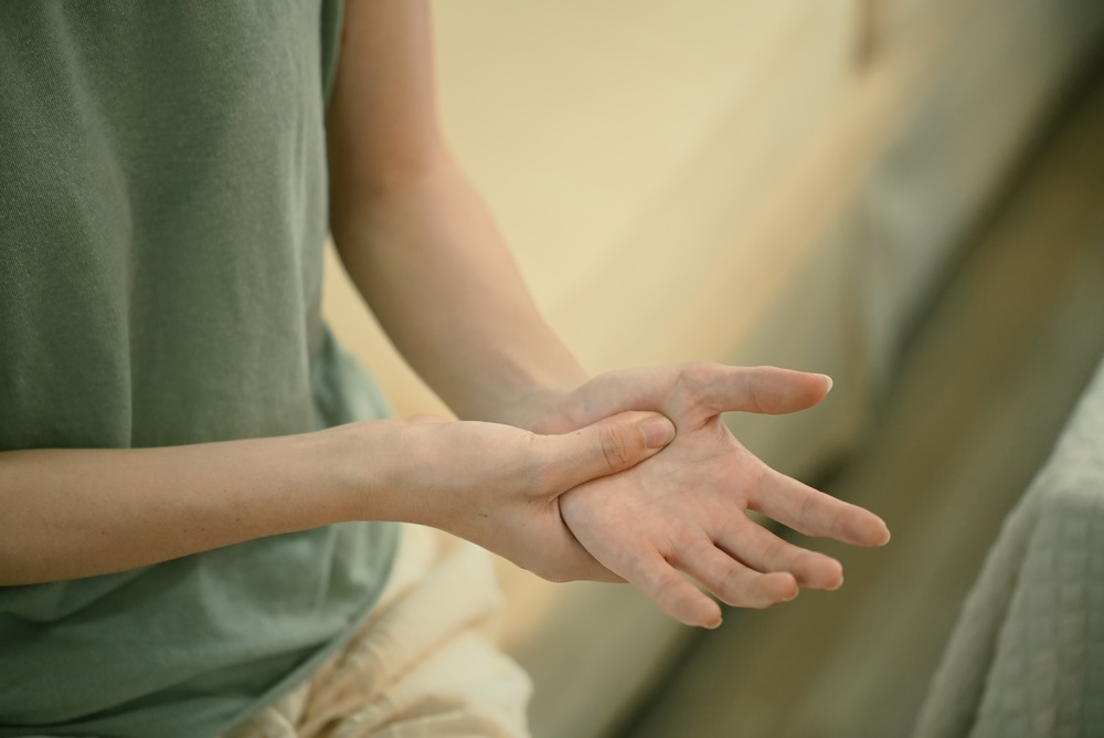 closeup,young,woman,hand,pain,her,injury,pain,from,cramp,
