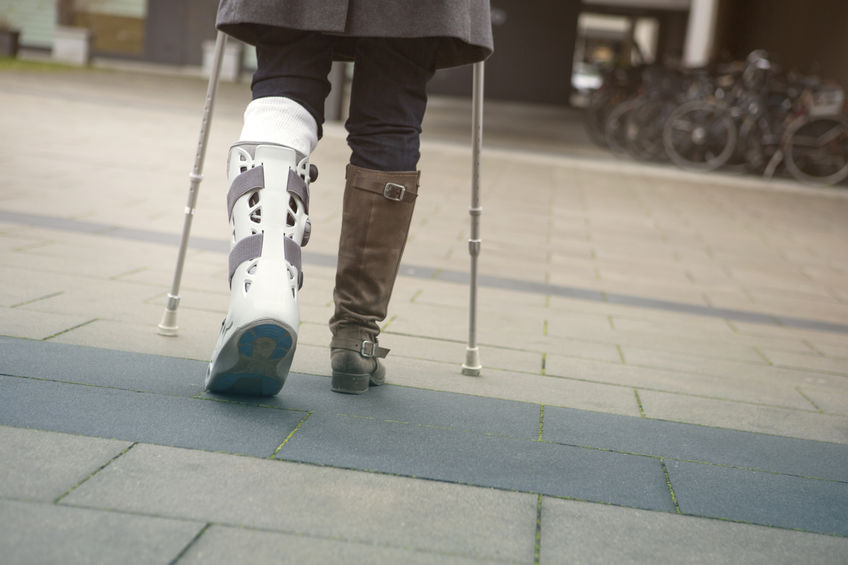 worker injured on crutches