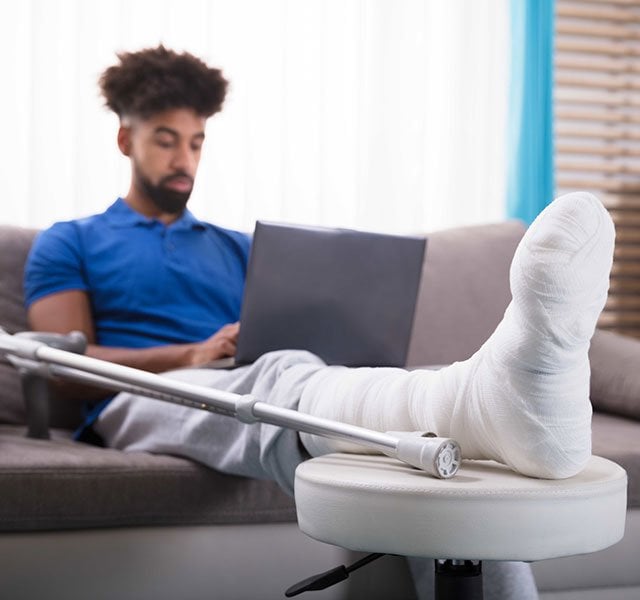 employee injured on crutches